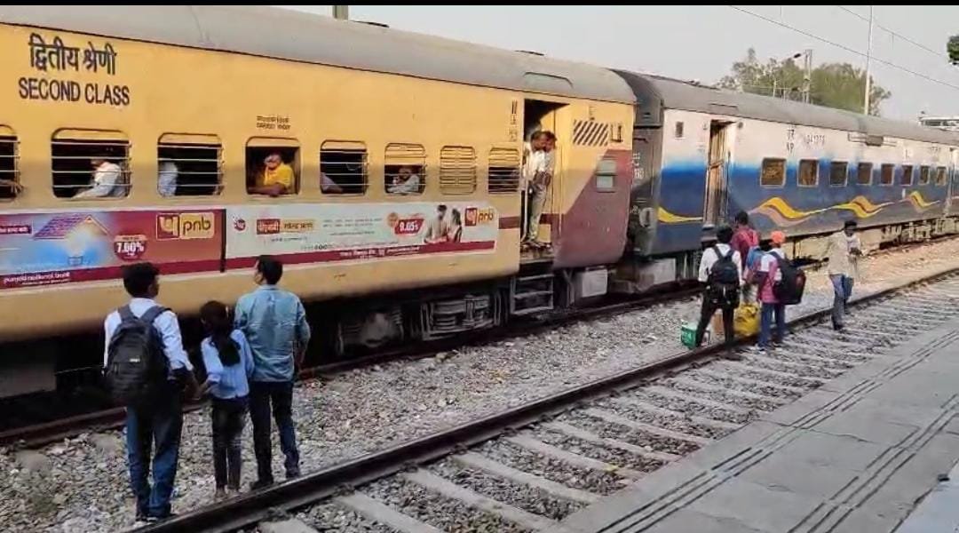रायबरेली-रेलवे स्टेशन पर यात्रियों द्वारा सुरक्षा नियमों की अनदेखी का मामला आया सामने विडियो वायरल