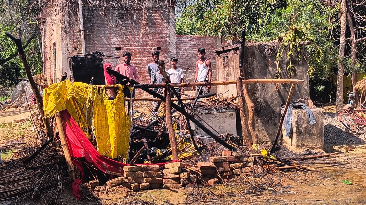रायबरेली-अज्ञात कारणों से छप्पर में लगी आग गृहस्थी जलकर राख 