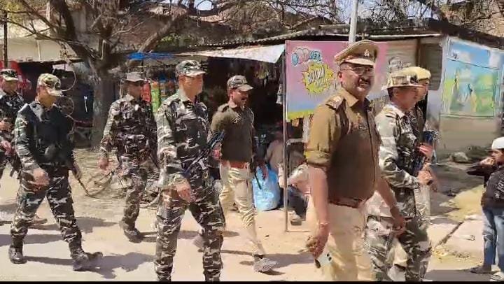 रायबलेली-लोकसभा चुनाव को लेकर प्रशासन हुआ मुस्तैद पैरामिलिट्री वा पुलिस के साथ किया पैदल मार्च,,,,,?