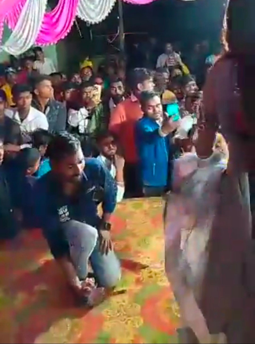 Raibareli-बार-बालाओं के साथ अवैध असलहा लहराकर डांस करते युवकों का वीडियो वायरल