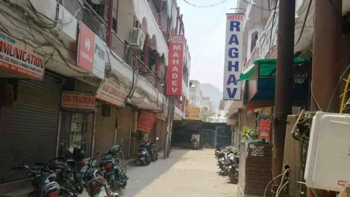 गाजियाबाद के होटल में शूट हो रहा था ऑनलाइन सेक्स वीडियो, पुलिस के पहुंचते ही मची भगदड़; तीन गिरफ्तार