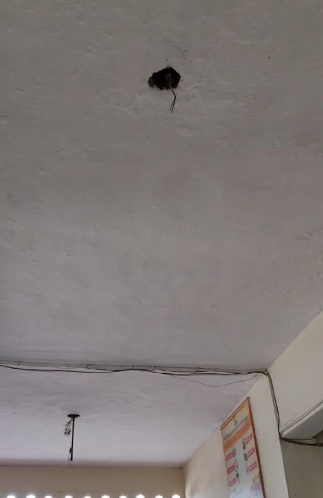 रायबरेली- ऊंचाहार सीएचसी में मरीज और उनकी तीमारदारों को गर्मी की मार झेलनी पड़ रही जाने कैसे,,,,,? 