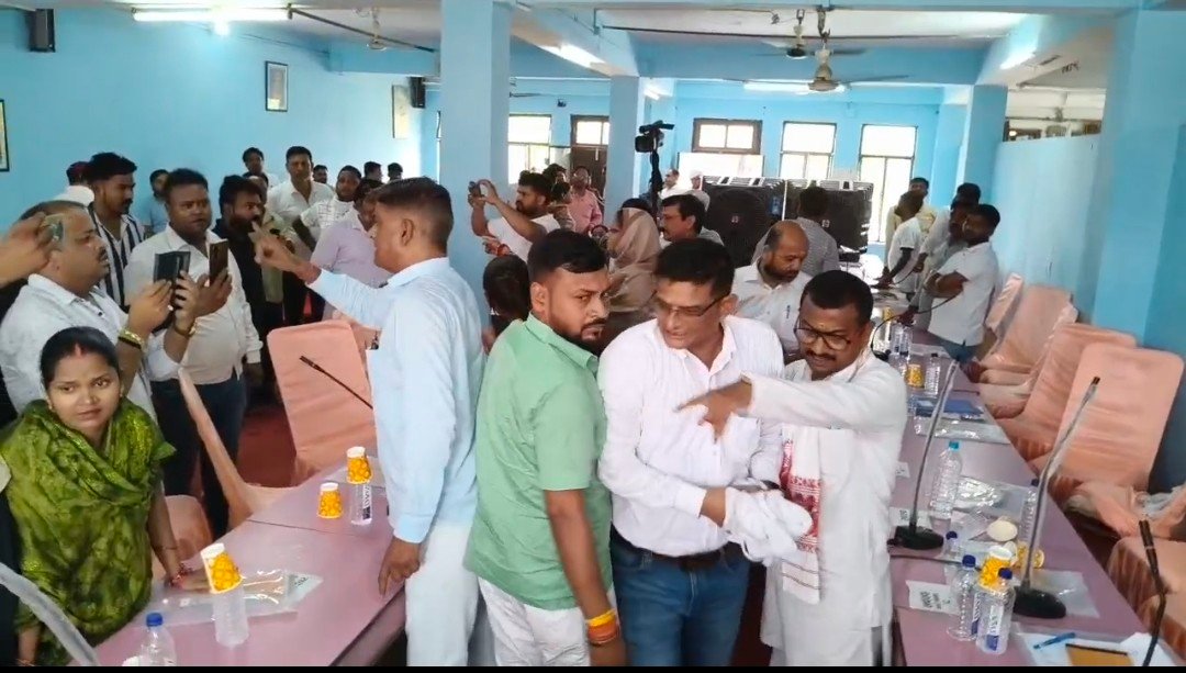 रायबरेली की नगर पालिका बोर्ड बैठक में जमकर हुआ हंगामा,हंगामा देख बैठक को छोड़ नगर पालिका अध्यक्ष निकले बाहर