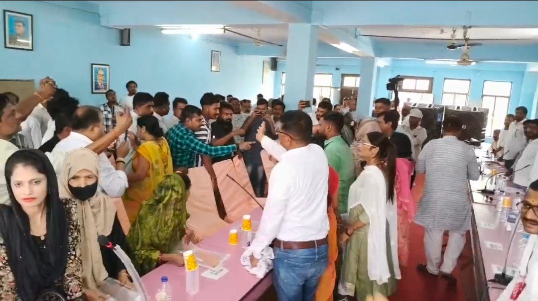 रायबरेली-नगर पालिका अध्यक्ष व सभासदों ने कोतवाली में दी  तहरीर