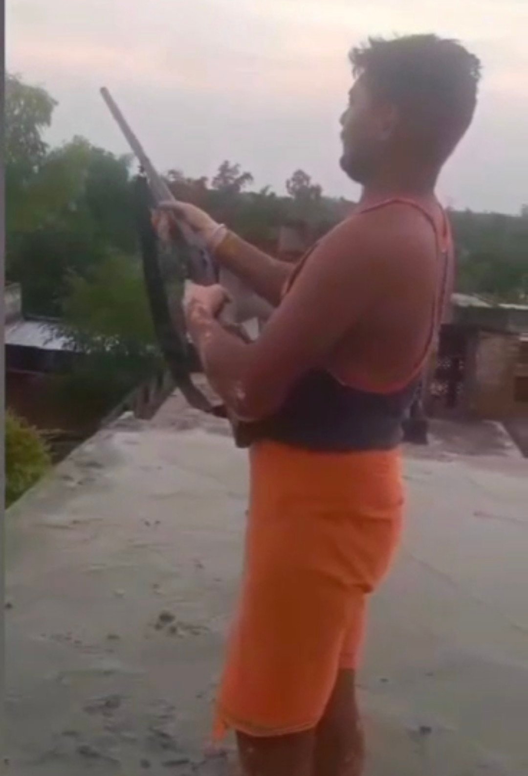 रायबरेली- असलहे का प्रदर्शन करते युवक का वीडियो सोशल मीडिया पर हुआ वायरल