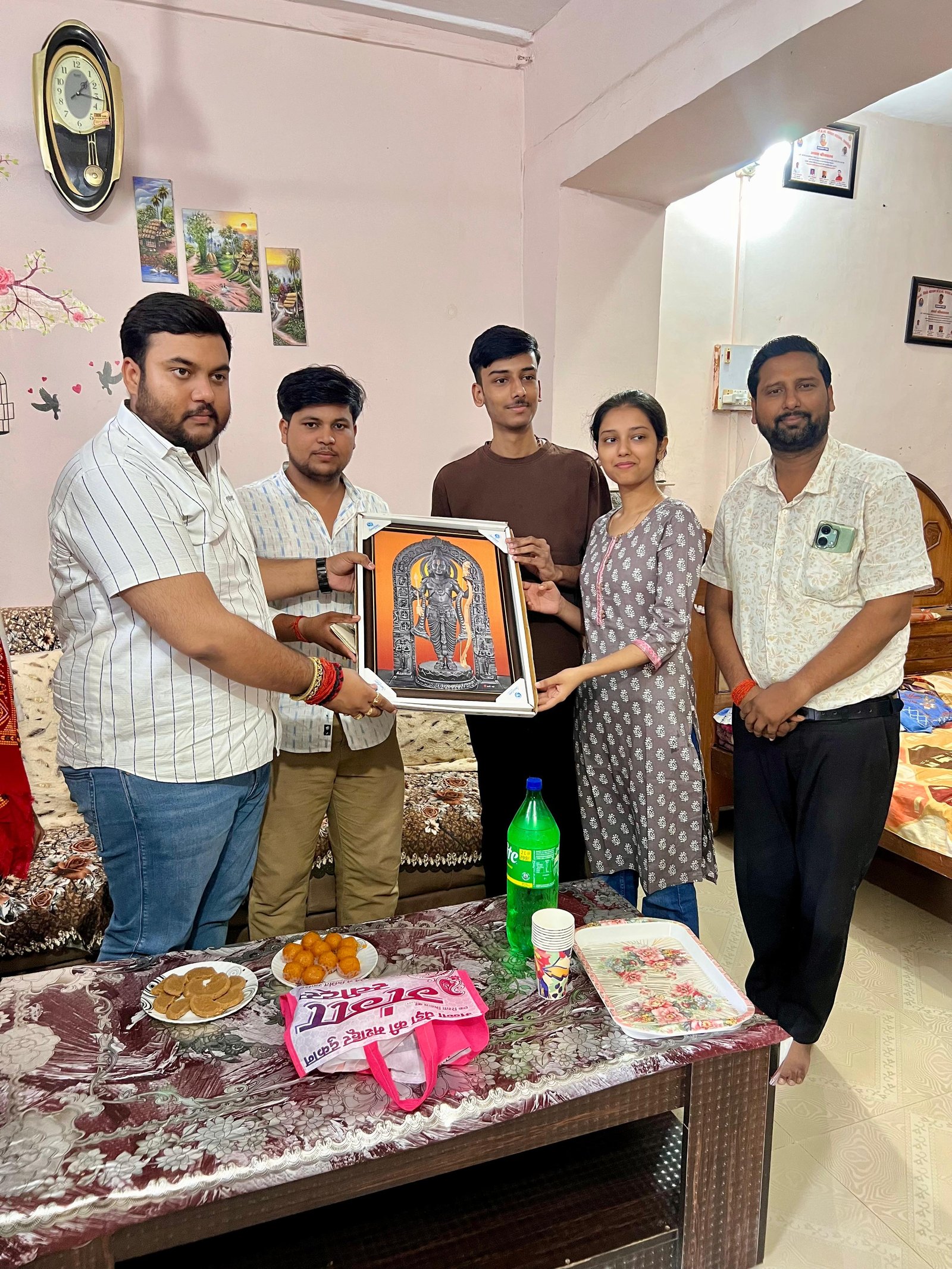 रायबरेली-नीट की परीक्षा में सफलता हासिल करने वाले भाई बहन को बीजेपी नेता अनुष्ठान सिंह जहाजी ने किया सम्मानित