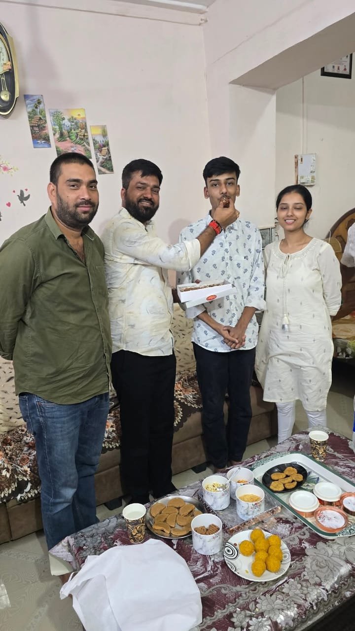 रायबरेली-समाजसेवी विकास सिंह ने भाई बहन को सफलता मिलने पर दी शुभकामनाएं