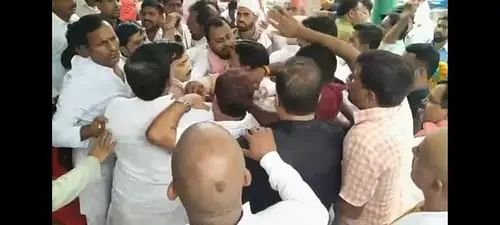 रायबरेली में सपा जिलाध्यक्ष से अभद्रता व धक्कामुक्की का वीडियो हुआ वायरल