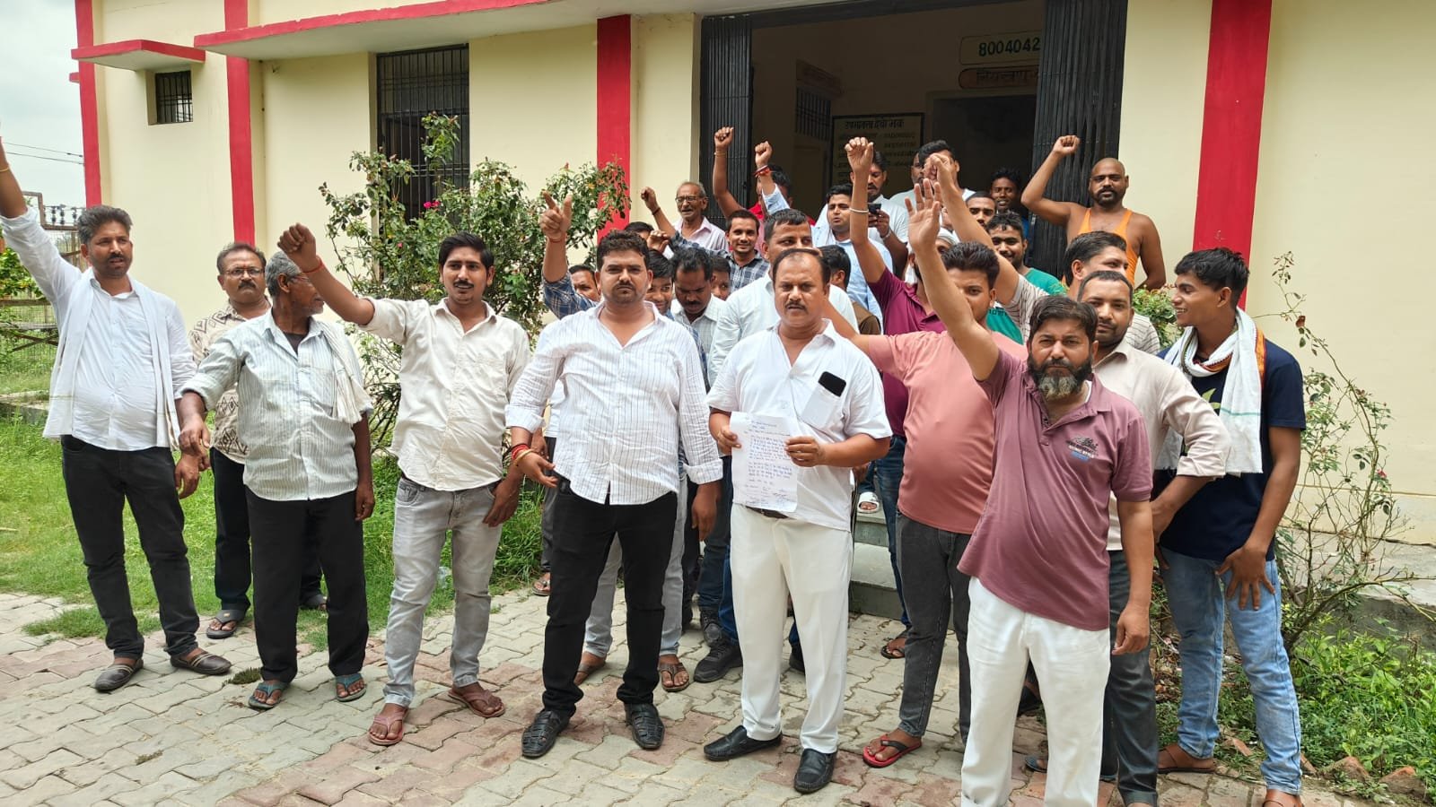 रायबरेली-बिजली की अघोषित कटौती से नाराज ग्रामीणों ने जमुनापुर विद्युत उपकेंद्र का किया घेराव सौपा ज्ञापन,, 