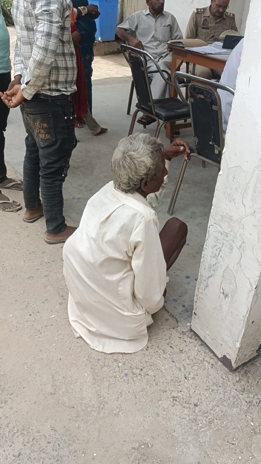 रायबरेली-कुर्सी खाली होने के बाद भी वृद्ध फरियादी को नहीं मिली कुर्सी, वीडियो सोशल मीडिया पर वायरल