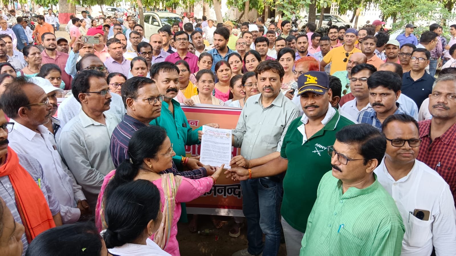 अभिभावकों को बहका रहे अधिकारी, शिक्षक पर बना रहे दबावः वीरेंद्र सिंह