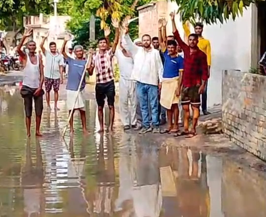 रायबरेली-महिमापुर गांव की हालत बद से बत्तर मुख्य मार्ग पर भीषण जल भराव, ग्रामीणों में रोष,,,,,, 