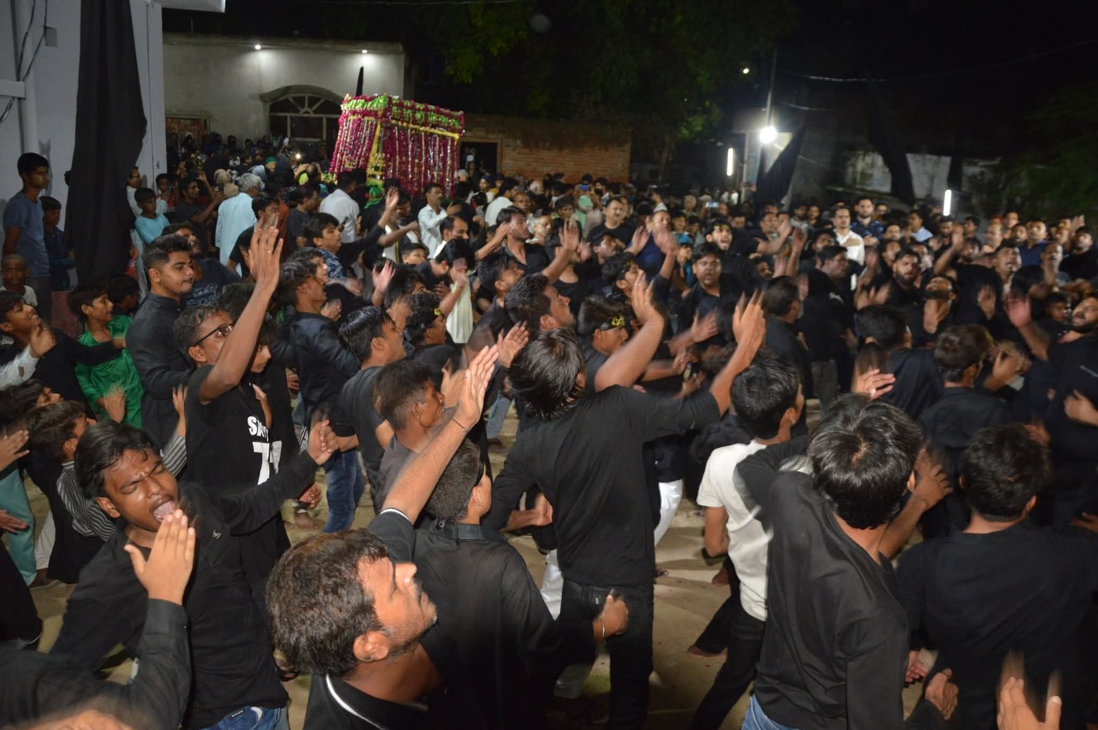 रायबरेली-मुहर्रम का चांद नजर आते ही टूट गई चिड़ियां , बदल गए परिधान,,,, 