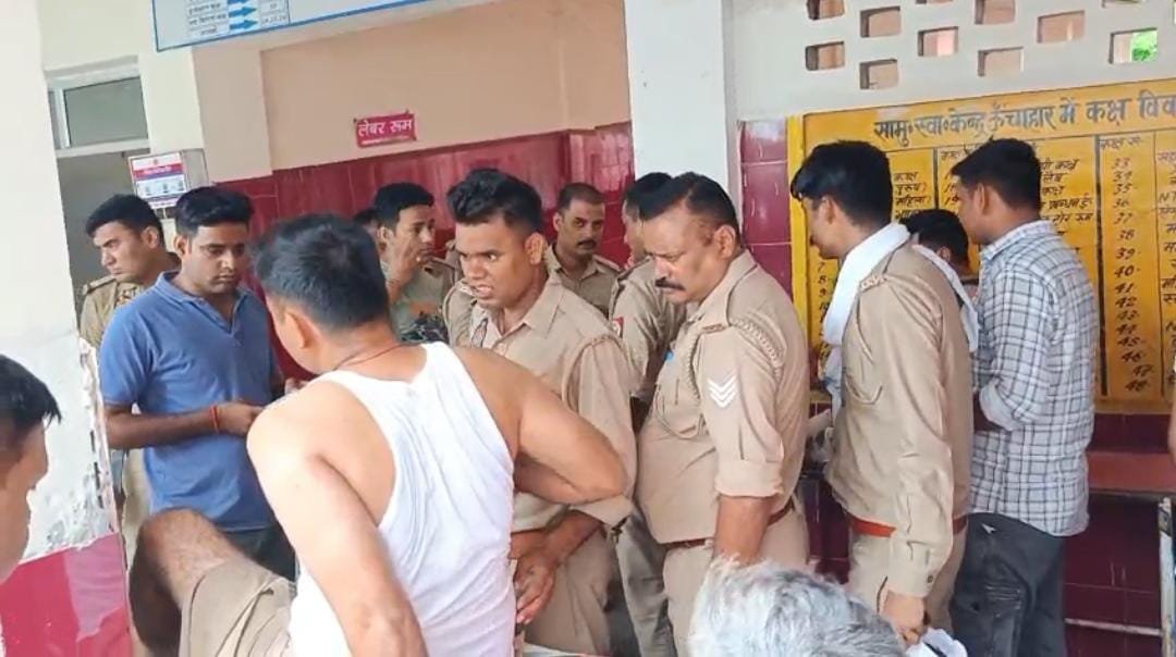 रायबरेली-सड़क हादसे का शिकार हुए ऊंचाहार कोतवाली के दो सिपाही सीएचसी में भर्ती, एक रेफर