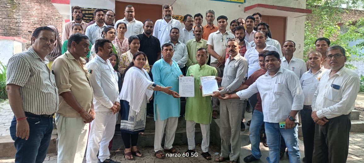 रायबरेली-शिक्षको ने विधायक को सौंपा ज्ञापन 
