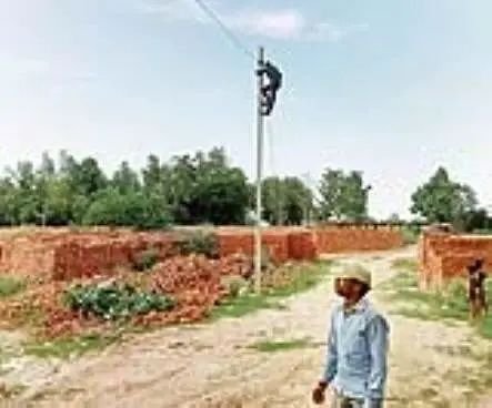 रायबरेली में भट्ठा संचालक की गुंडई आई सामने लाइन काटने गए जेई को लाठी लेकर दौड़ाया