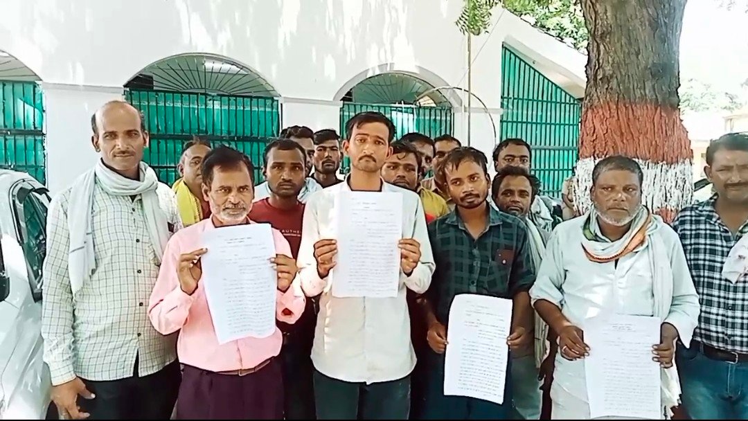 रायबरेली में एसपी ऑफिस में टैम्पो चालको ने अवैध वसूली को लेकर किया प्रदर्शन