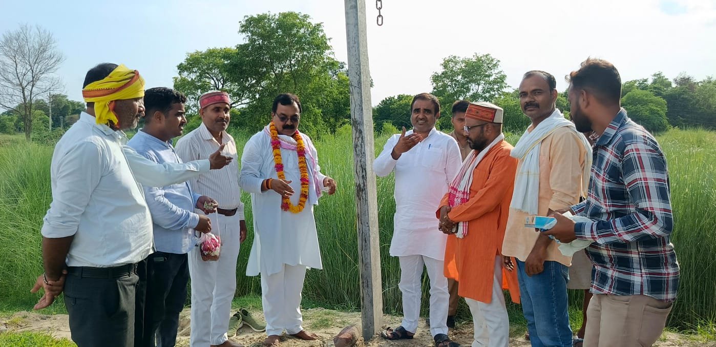 रायबरेली-पूरे होते वादे: अरखा गाँव में बिजली का कार्य सुरू भाजपा नेता जितेंद्र बहादुर सिंह नें नारियल तोड़कर कार्य का किया शुभारंभ