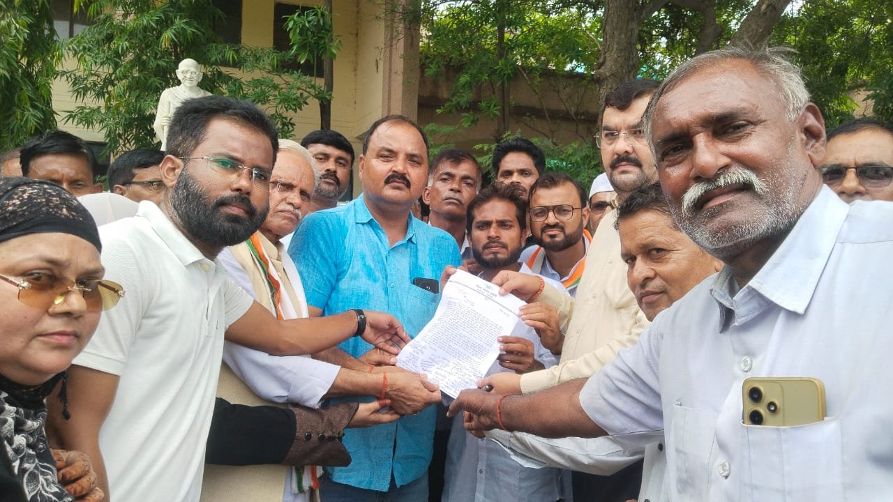 रायबरेली-वाराणसी में कांग्रेस नेताओं के विरुद्ध दर्ज मुकदमे के विरुद्ध लामबंद हुए कांग्रेसी , सौंपा ज्ञापन