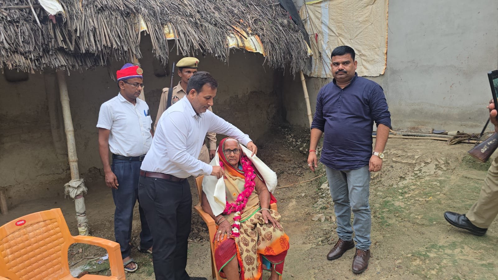 रायबरेली में डलमऊ SDM ने पेश की मानवता की मिशाल,शहीद की पत्नी को अंगवस्त्र पहनाकर किया सम्मानित