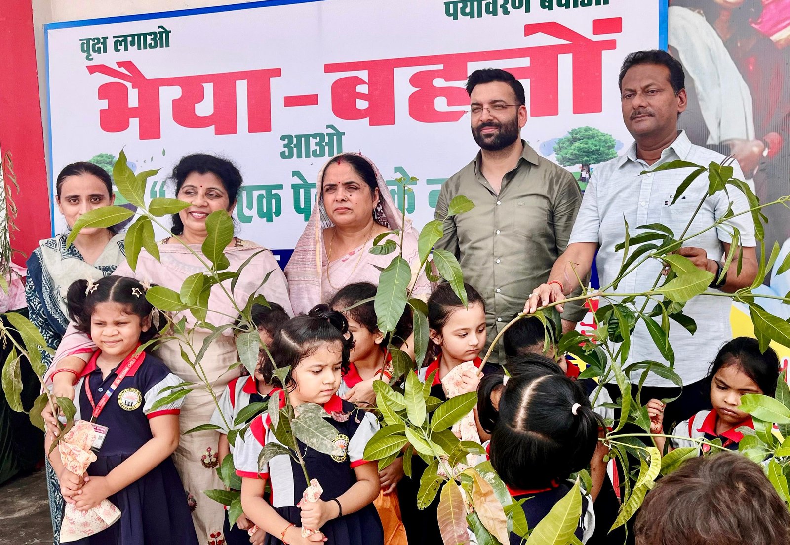 रायबरेली-पर्यावरण संतुलन के लिए राइज़िंग चाइल्ड स्कूल में 1175 पौधे वितरित