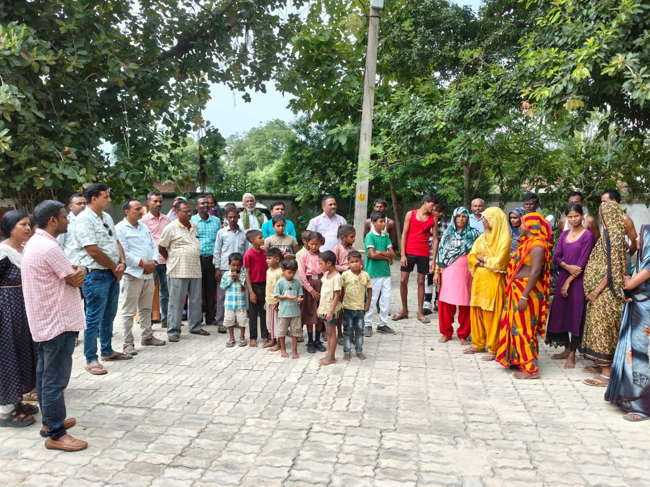 रायबरेली-ग्रामीणों ने विधालय मर्जिंग पर दर्ज कराया विरोध 