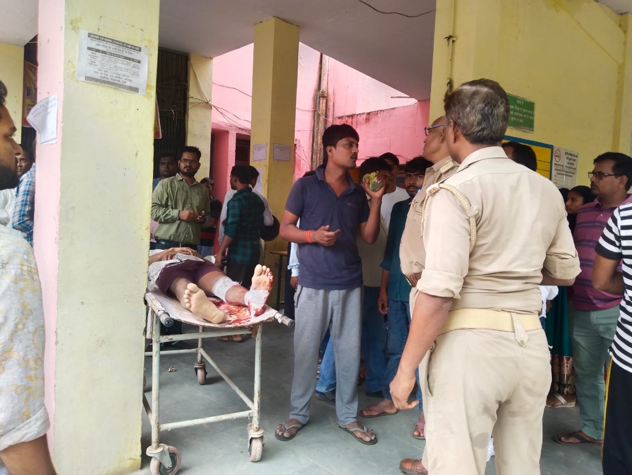 रायबरेली-स्कूटी व मोटरसाइकिल की भिडंत में युवक की हुई दर्दनाक मौत एक युवक गंभीर रूप से घायल।