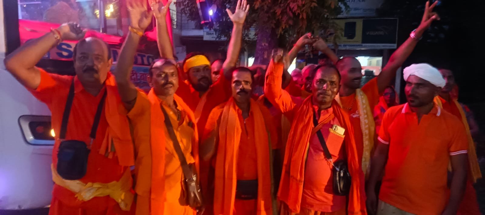 रायबरेली-बाबा धाम के लिए ऊंचाहार से कांवड़ियों का जत्था हुआ रवाना,,, 