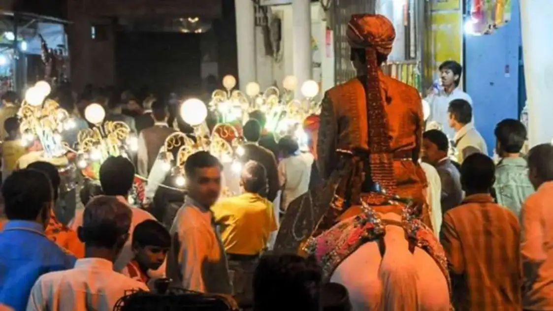 दूल्हा था तैयार निकलने वाली थी बारात पहुँच गए अधिकारी फिर देखिए क्या हुआ!••