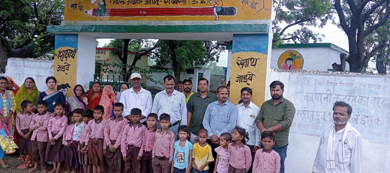रायबरेली-विद्यालय मर्जर से गरीब हो रहा शिक्षा से वंचित - दिनेश सिंह 