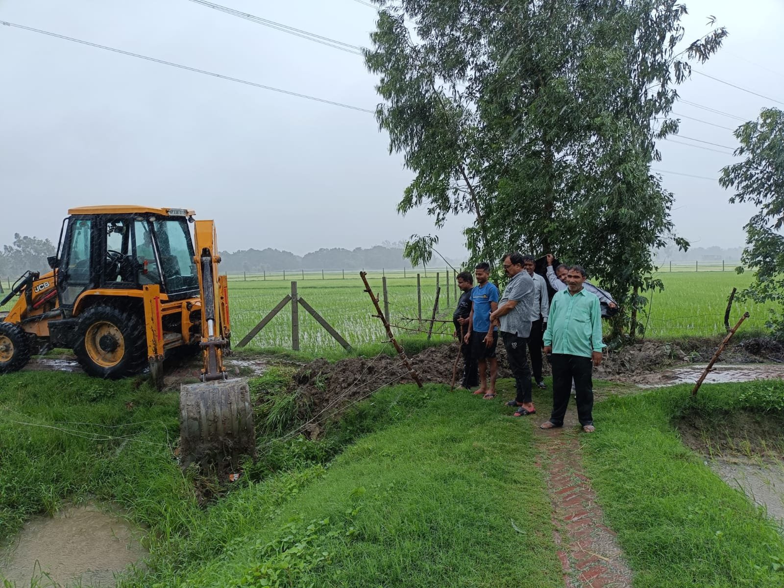 रायबरेली- पूरे होते वादे:अरखा स्थित नाले की सफाई सुरू, जितेंद्र बहादुर सिंह नें कार्य का कराया सुभ आरम्भ,,,, 