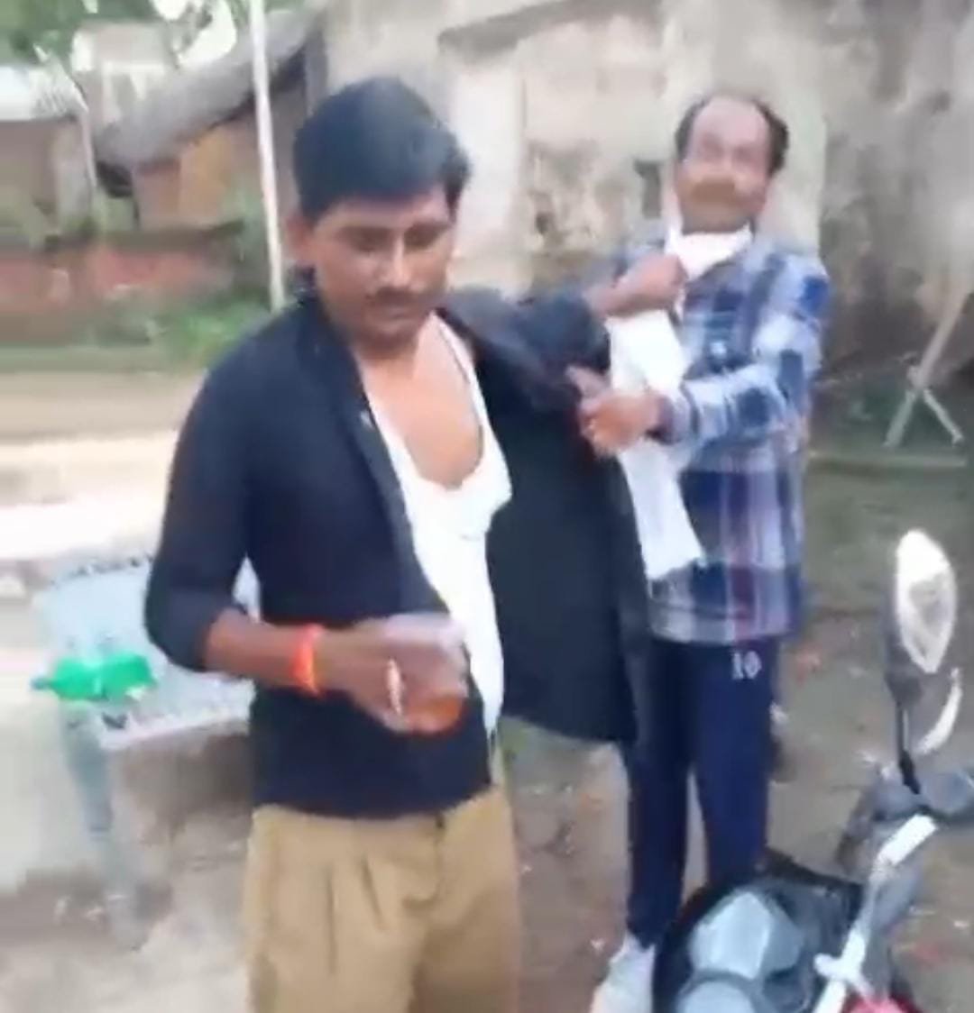 रायबरेली-शराब पीते हुए लकड़ी ठेकेदार का युवक के साथ लड़ाई करते वीडियो हुआ वायरल,, 