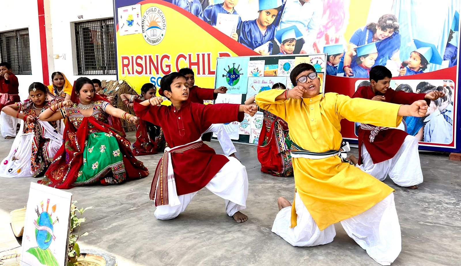 Raibareli-श्रमिक दिवस पर राइजिंग चाइल्ड स्कूल में हुए विविध कार्यक्रम