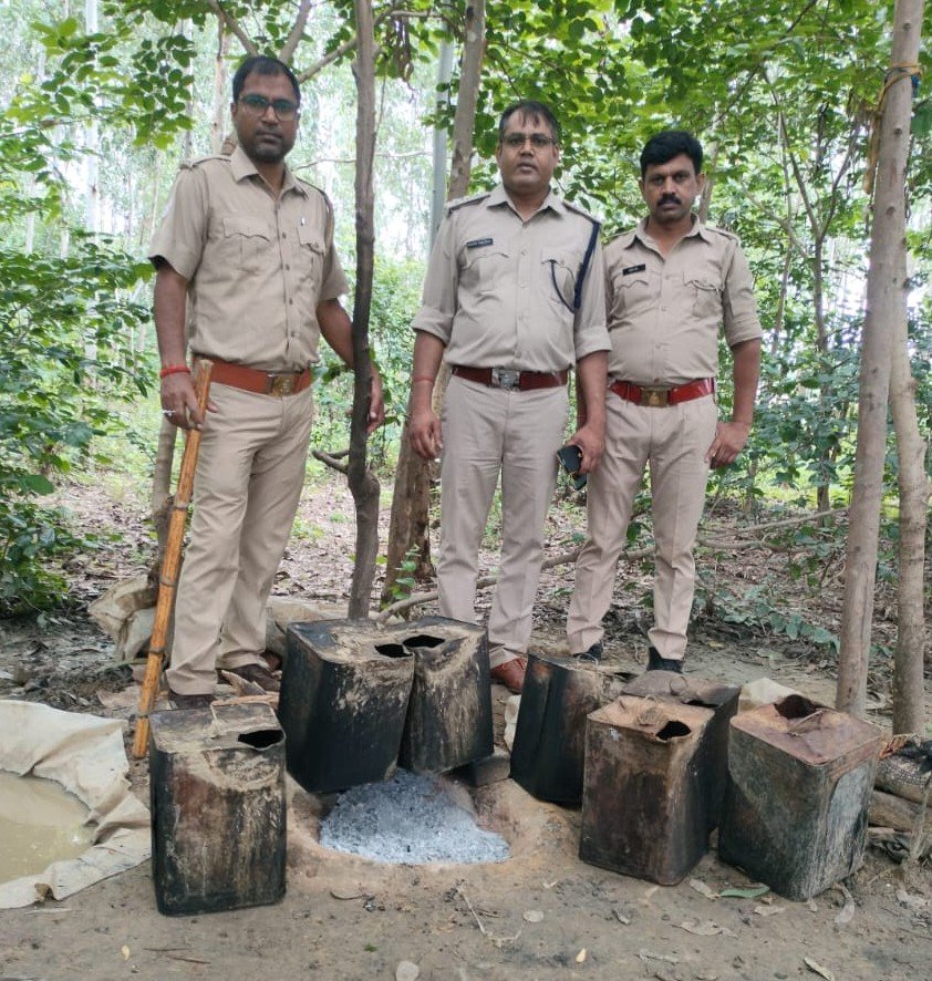 रायबरेली-आबकारी विभाग की अवैध शराब के खिलाफ कार्यवाही, दो को किया गिरफ्तार