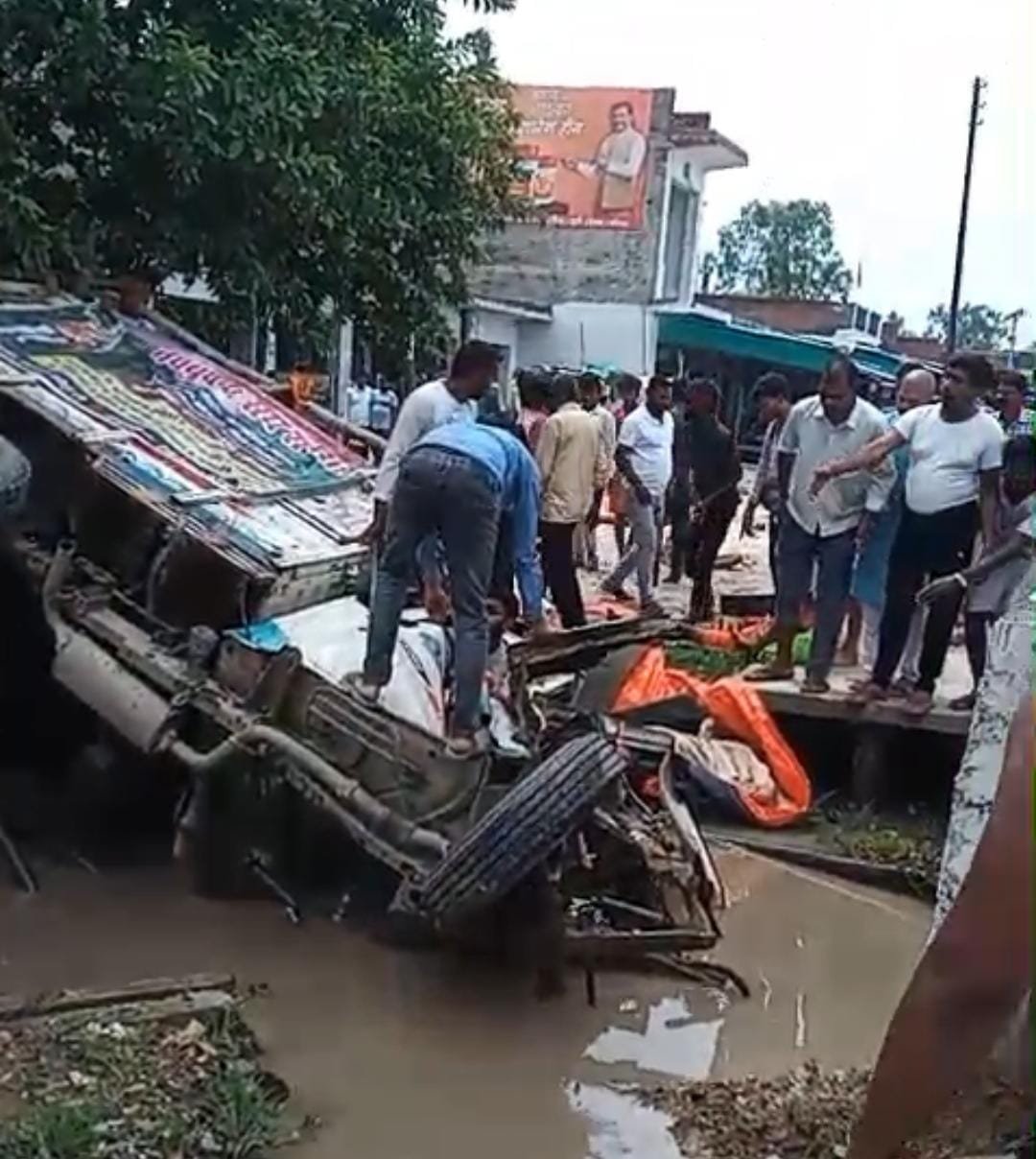 रायबरेली-प्रतापगढ़-रायबरेली सीमा पर हादसा: श्रद्धालुओं से भरा लोडर पलटा, 22 घायल, एक की मौत तीन रेफर