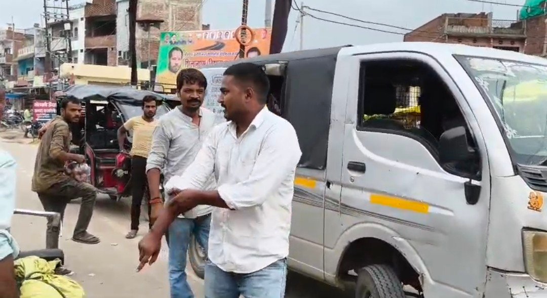 रायबरेली-निजी बस संचालक की बीच सड़क पर दबंगई 