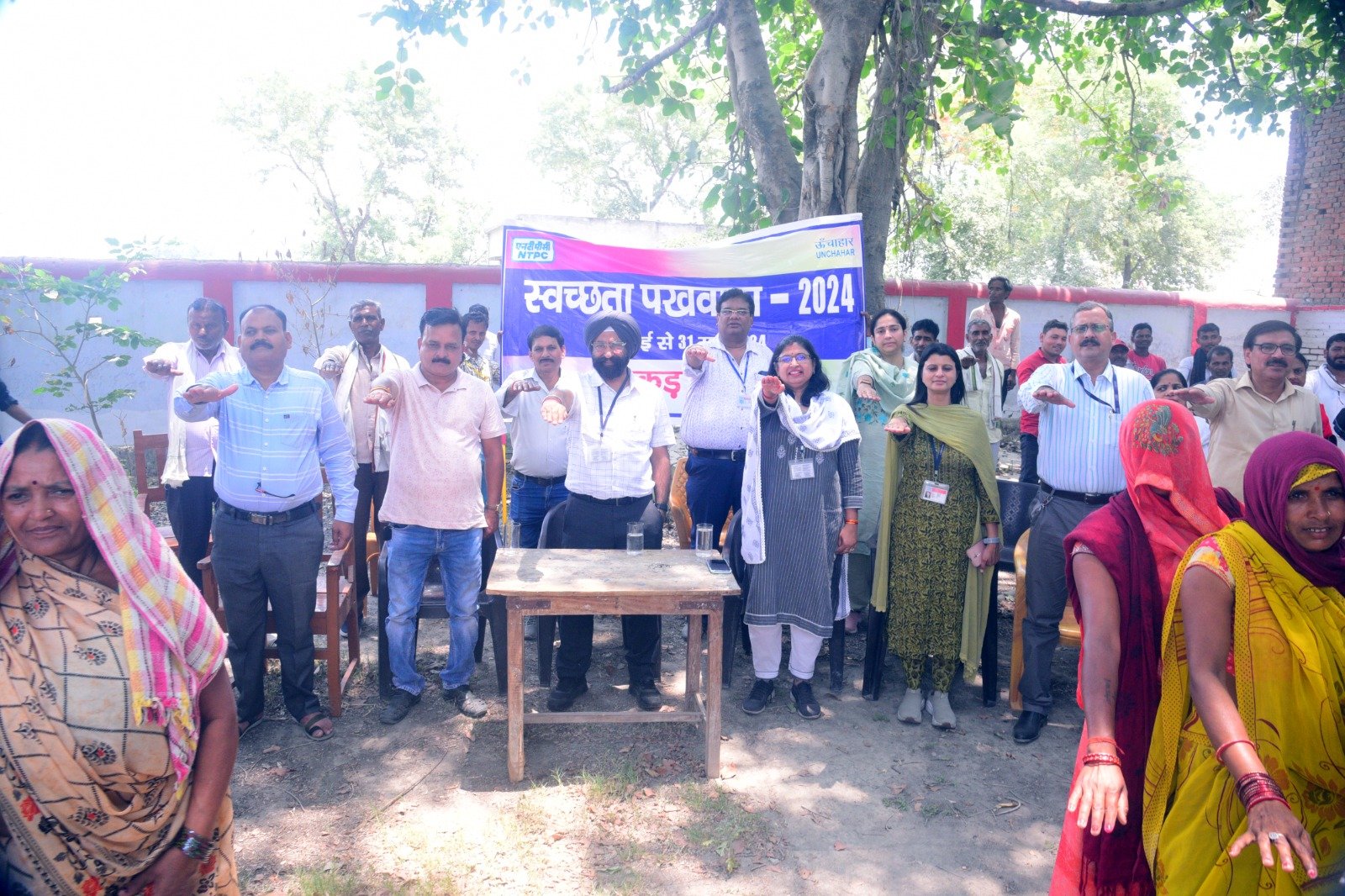 Raibareli-स्वच्छता पखवाड़े के अंतर्गत नुक्कड़ नाटक का प्रदर्शन कर ग्रामीणों को स्वच्छता बनाए रखने के लिए किया प्रेरित