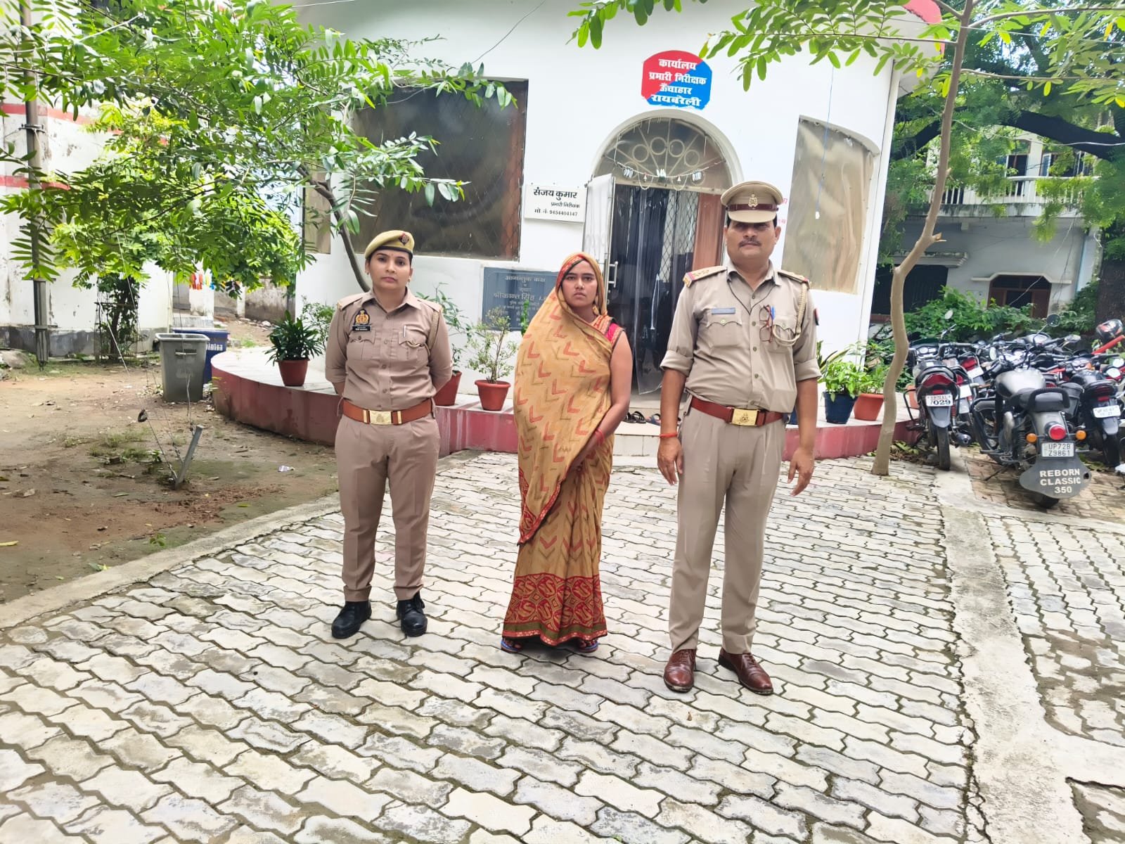 रायबरेली-पुलिस नें महिला को किया गिरफ्तार:अविवाहित युवक को प्रेम जाल में फंसाकर आत्महत्या के लिए किया था मजबूर,,,, 