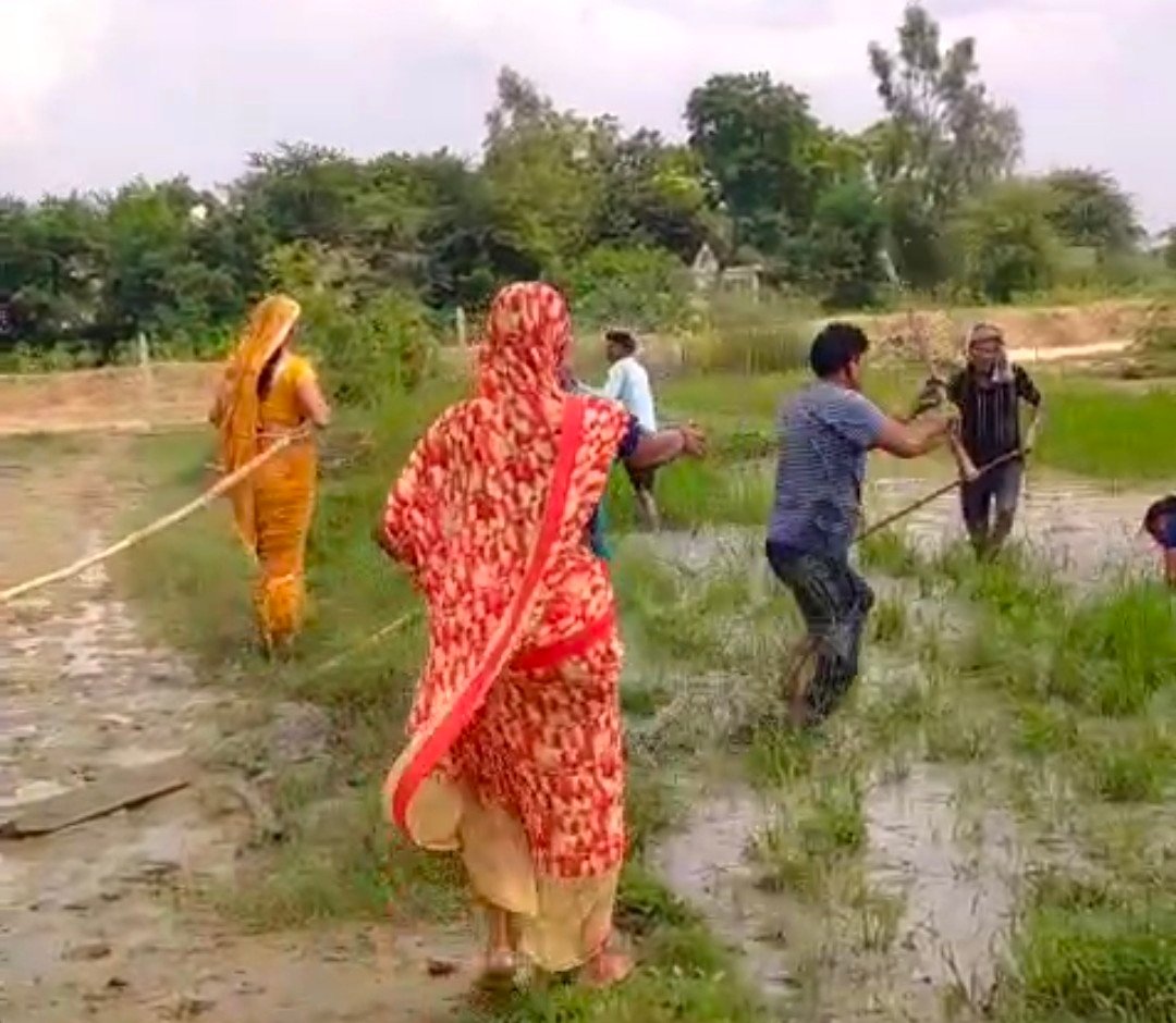 रायबरेली में दर्ज़नो लोगों ने जमकर चलाई लाठियां,महिलाएं भी लाठी चलाने में नहीं रहीं पीछे