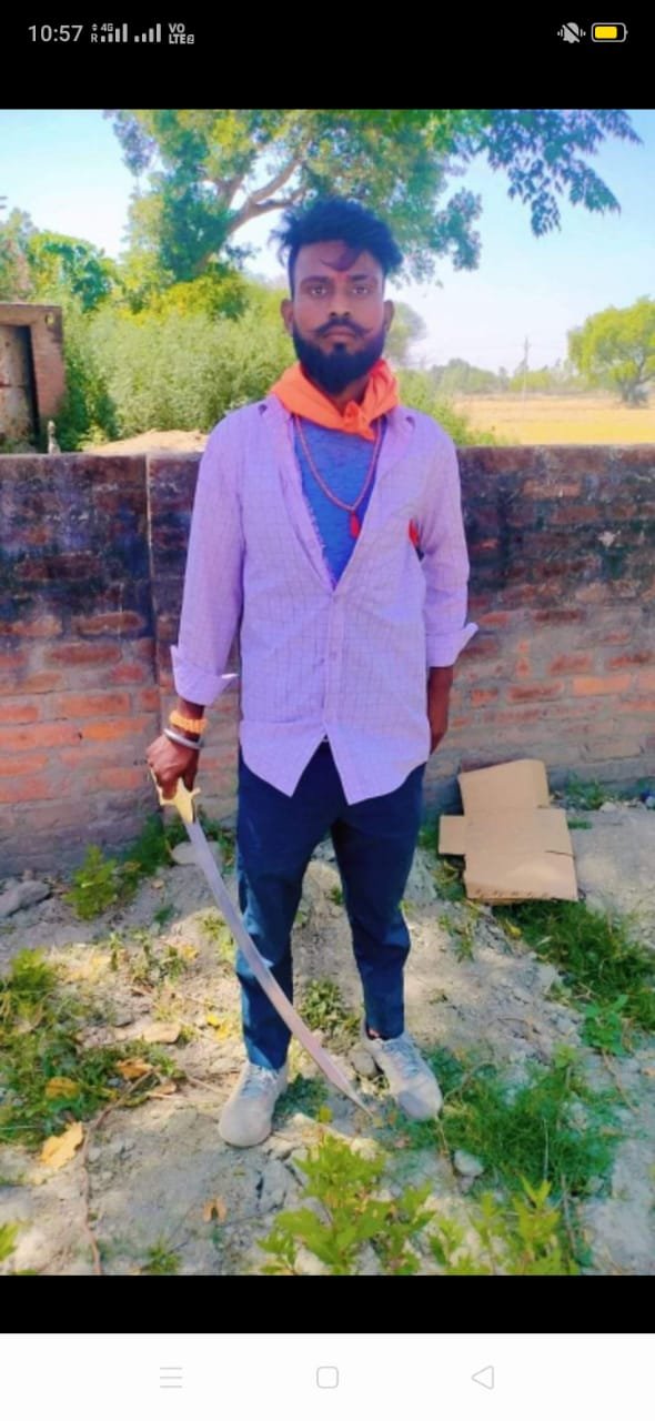 Raibareli-तलवार के साथ युवक की फ़ोटो हुई वायरल