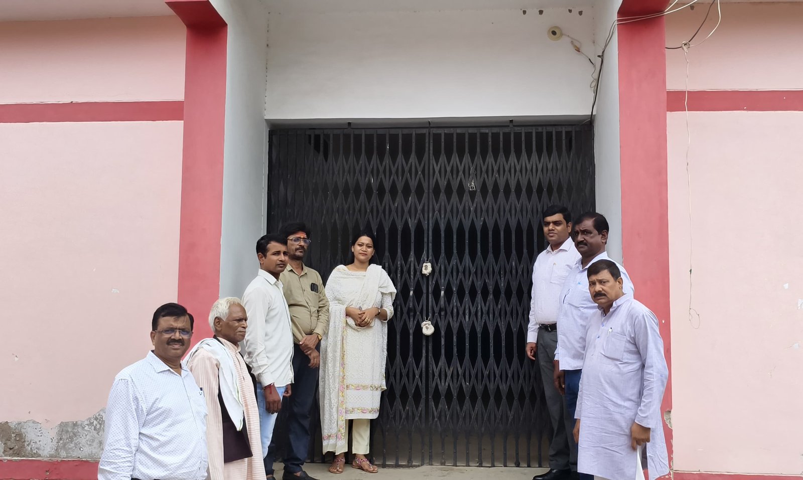 रायबरेली-डीएम ने राजनैतिक दलों के प्रतिनिधियों के साथ ईवीएम/वीवीपैट वेयर हाउस का किया निरीक्षण