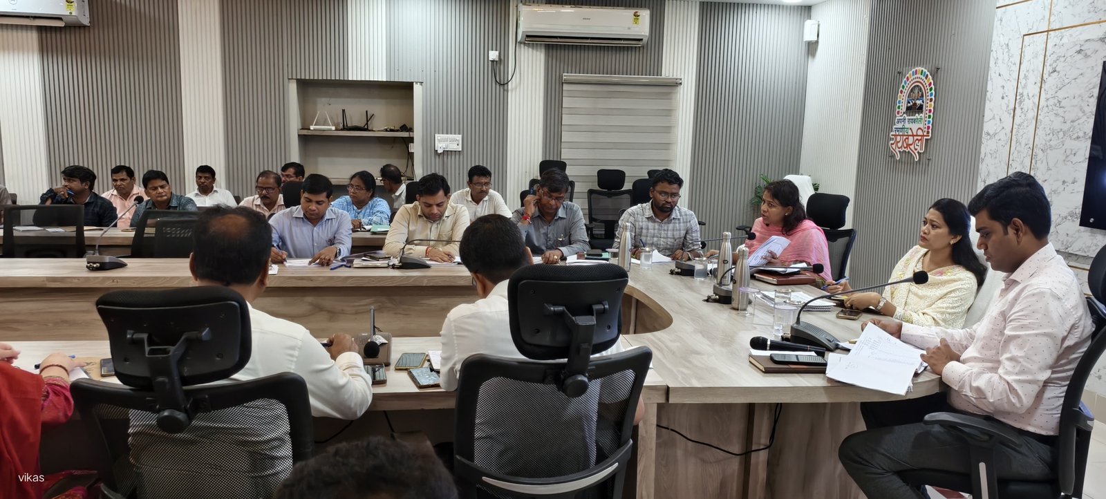 रायबरेली-डीएम ने कर-करेत्तर के कार्याे की समीक्षा कर राजस्व वसूली में तेजी लाने के दिए निर्देश