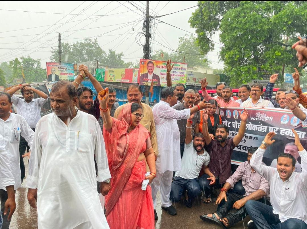 रायबरेली-वोट चोरी के खिलाफ युवा कांग्रेस रायबरेली का हस्ताक्षर अभियान 