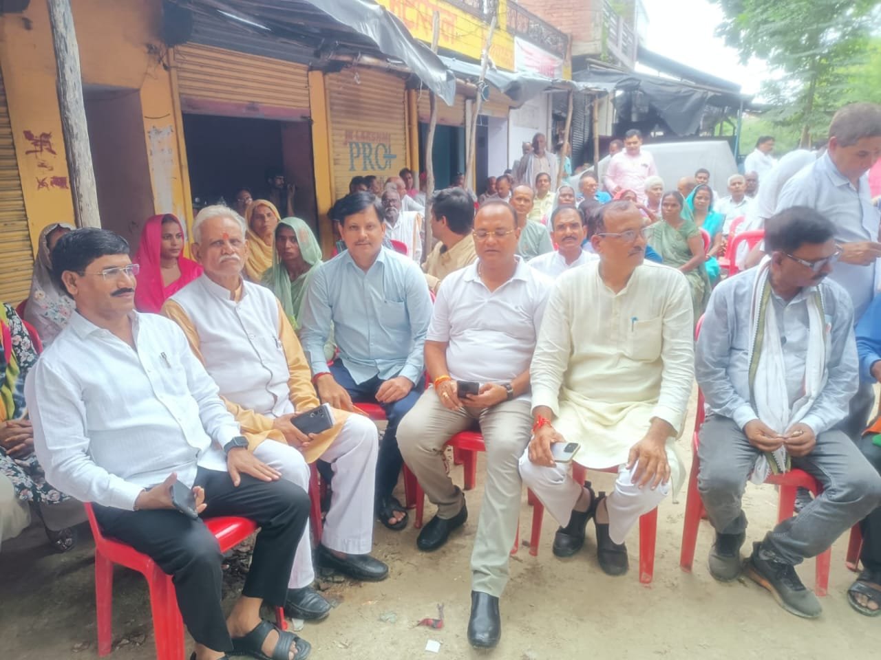 रायबरेली-लालगंज में कांग्रेसियों ने देखा राहुल गांधी की प्रेस कांग्रेस का प्रसारण वोट चोरी के मुद्दे पर राहुल गांधी की मुहिम को जनांदोलन बनाने की भरी हुंकार