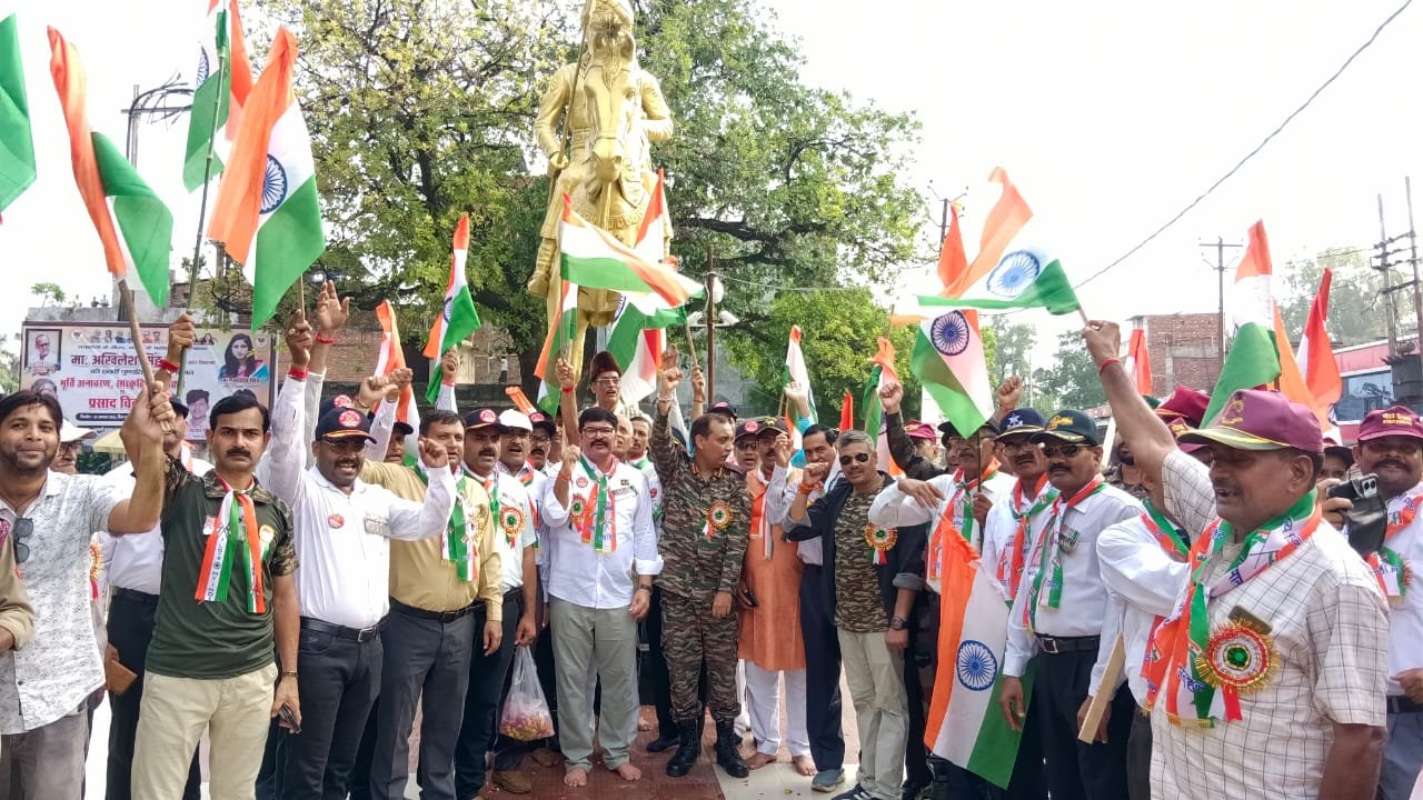 रायबरेली-भूतपूर्व सैनिकों और एनसीसी कैडेट्स ने निकाली तिरंगा यात्रा