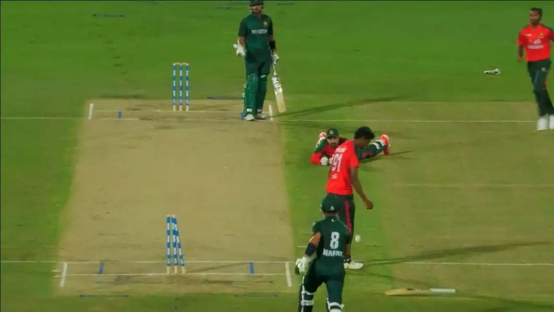 रन आउट होने पर खिसिया पाकिस्तानी बल्लेबाज, पहले फेंका बल्ला; फिर बीच मैदान साथी खिलाड़ी पर हुआ आग बबूला- VIDEO