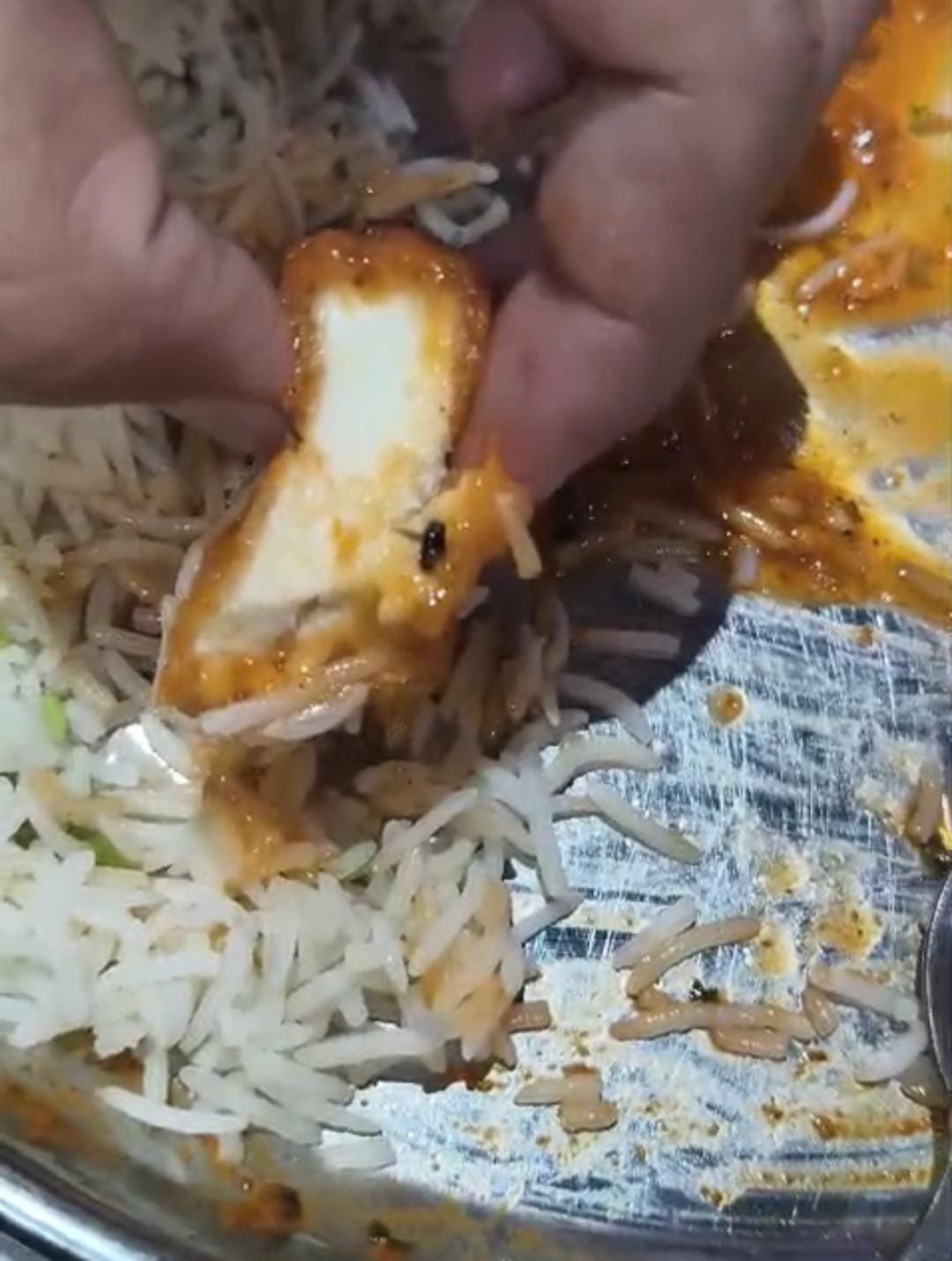 रायबरेली-बटोही ढाबा में कढ़ाई पनीर में निकला किड़ा मचा हडकंप,,,, 