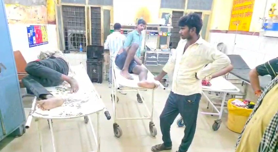 रायबरेली- तेज रफ्तार बाइक सवार अनियंत्रित होकर सड़क पर गिरे