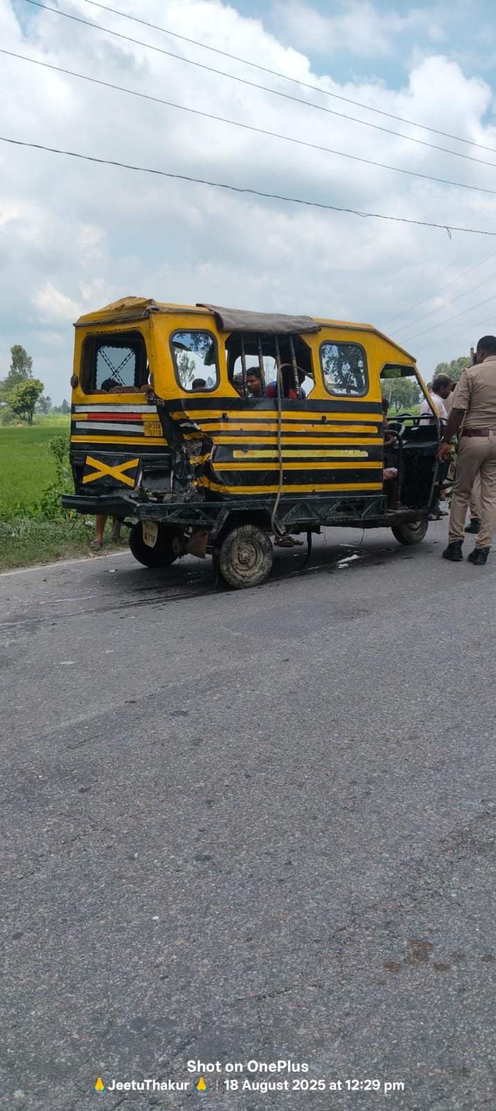 रायबरेली-डंपर की टक्कर से टेंपो अनियंत्रित होकर सड़क किनारे खंती में पलटा