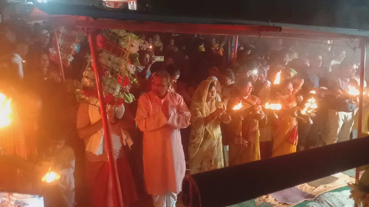 Raibareli-पथवारी घाट भक्तों ने की विशाल गंगा आरती 